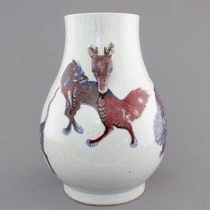 A Chinese hu-shaped deer-handled underglaze red and blue vase with finely painted animals, ca 1900 — photo 2