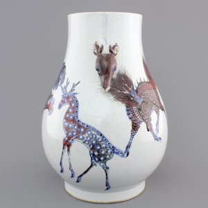 A Chinese hu-shaped deer-handled underglaze red and blue vase with finely painted animals, ca 1900 — photo 4