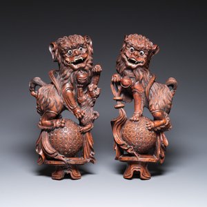 A Chinese huali box and cover, a burl wood-topped stand, a table screen mirror and a pair of Buddhist lions,  19/20th C. — 照片 21