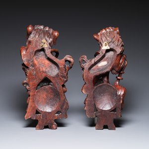 A Chinese huali box and cover, a burl wood-topped stand, a table screen mirror and a pair of Buddhist lions,  19/20th C. — 照片 22
