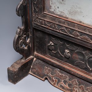 A Chinese huali box and cover, a burl wood-topped stand, a table screen mirror and a pair of Buddhist lions,  19/20th C. — 照片 6