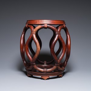 A Chinese huali box and cover, a burl wood-topped stand, a table screen mirror and a pair of Buddhist lions,  19/20th C. — 照片 10