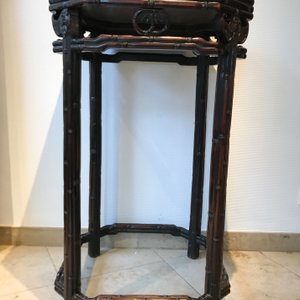 A Chinese huali wooden stand with famille rose plaque, Jiaqing — photo 18