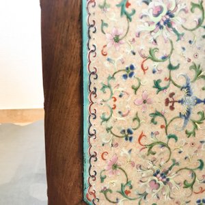 A Chinese huali wooden stand with famille rose plaque, Jiaqing — photo 42