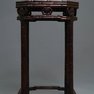 A Chinese huali wooden stand with famille rose plaque, Jiaqing — photo 5