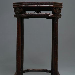 A Chinese huali wooden stand with famille rose plaque, Jiaqing — photo 6
