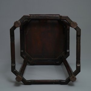 A Chinese huali wooden stand with famille rose plaque, Jiaqing — photo 8