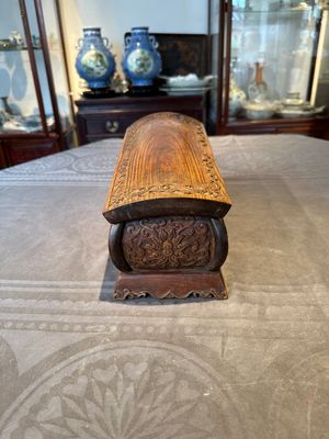 A Chinese Huanghuali wood coffin-shaped offering box and cover with mountainous landscape design, 17/18th C. — photo 2