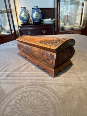 A Chinese Huanghuali wood coffin-shaped offering box and cover with mountainous landscape design, 17/18th C. — photo 4