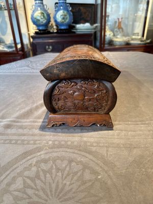 A Chinese Huanghuali wood coffin-shaped offering box and cover with mountainous landscape design, 17/18th C. — photo 5