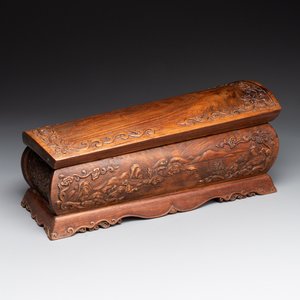 A Chinese Huanghuali wood coffin-shaped offering box and cover with mountainous landscape design, 17/18th C. — photo 1