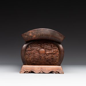 A Chinese Huanghuali wood coffin-shaped offering box and cover with mountainous landscape design, 17/18th C. — photo 4