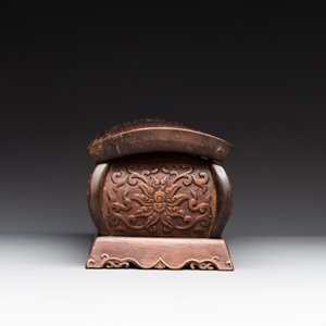 A Chinese Huanghuali wood coffin-shaped offering box and cover with mountainous landscape design, 17/18th C. — photo 6