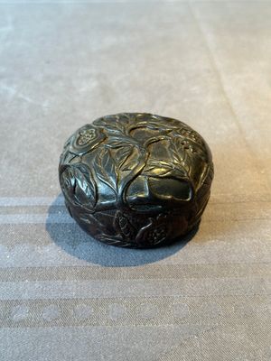 A Chinese huanghuali wooden box and cover with pomegranate design, 17/18th C. — 照片 1