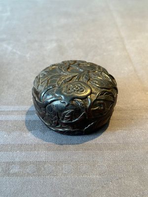 A Chinese huanghuali wooden box and cover with pomegranate design, 17/18th C. — 照片 2