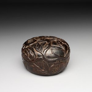 A Chinese huanghuali wooden box and cover with pomegranate design, 17/18th C. — 照片 1