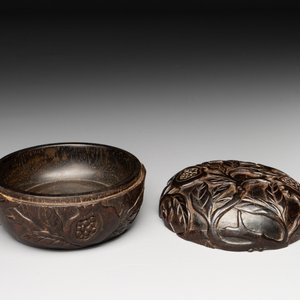 A Chinese huanghuali wooden box and cover with pomegranate design, 17/18th C. — 照片 2