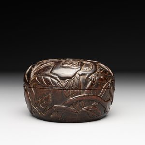 A Chinese huanghuali wooden box and cover with pomegranate design, 17/18th C. — 照片 3