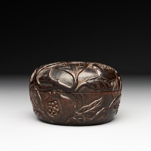 A Chinese huanghuali wooden box and cover with pomegranate design, 17/18th C. — 照片 6