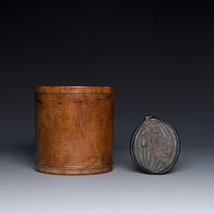 A Chinese huanghuali wooden brushpot and a melon-shaped lacquer box and cover with '18 Luohan' relief design, 19/20th C. — 照片 2