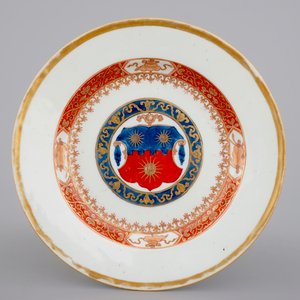 Een Chinees Imari en verguld export porselein wapenbord met het wapen van Pierson, Kangxi, ca. 1720 — foto 1
