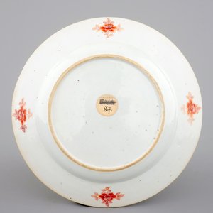 Een Chinees Imari en verguld export porselein wapenbord met het wapen van Pierson, Kangxi, ca. 1720 — foto 2