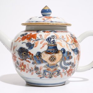 A Chinese Imari and gilt teapot and cover, Qianlong — 照片 1