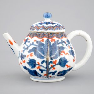 A Chinese imari and gilt teapot, Kangxi, ca. 1700 — photo 2