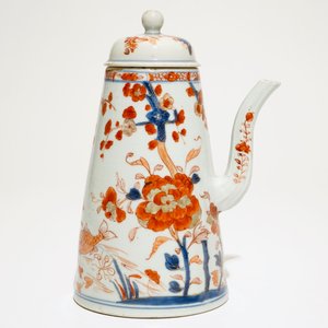 A Chinese Imari chocolate pot with floral design, Qianlong — photo 3