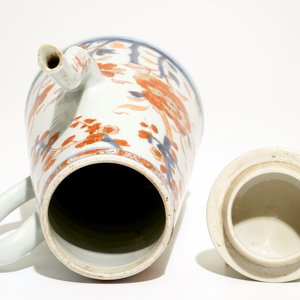 A Chinese Imari chocolate pot with floral design, Qianlong — photo 6