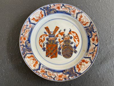 A Chinese Imari-style armorial plate, Kangxi — 照片 1