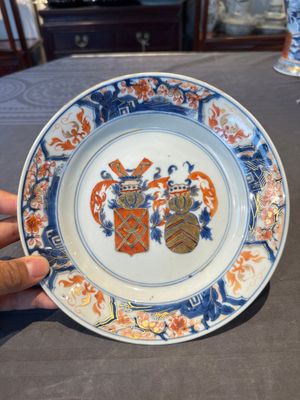 A Chinese Imari-style armorial plate with an alliance coat of arms, Kangxi — 照片 1
