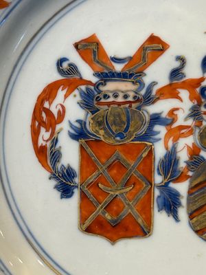 A Chinese Imari-style armorial plate with an alliance coat of arms, Kangxi — 照片 2