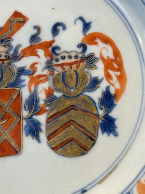 A Chinese Imari-style armorial plate with an alliance coat of arms, Kangxi — 照片 3