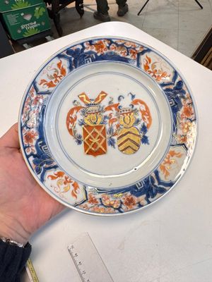 A Chinese Imari-style armorial plate with an alliance coat of arms of De Hoorn and Van den Berg for the Dutch market, Kangxi/Yongzheng — photo 1