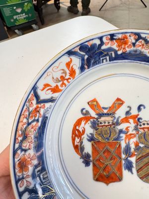 A Chinese Imari-style armorial plate with an alliance coat of arms of De Hoorn and Van den Berg for the Dutch market, Kangxi/Yongzheng — photo 2
