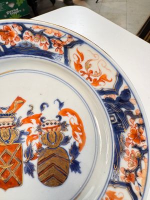 A Chinese Imari-style armorial plate with an alliance coat of arms of De Hoorn and Van den Berg for the Dutch market, Kangxi/Yongzheng — photo 3