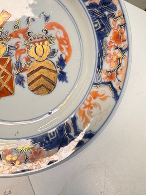 A Chinese Imari-style armorial plate with an alliance coat of arms of De Hoorn and Van den Berg for the Dutch market, Kangxi/Yongzheng — photo 4