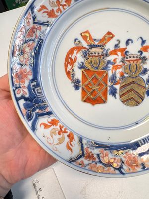 A Chinese Imari-style armorial plate with an alliance coat of arms of De Hoorn and Van den Berg for the Dutch market, Kangxi/Yongzheng — photo 5