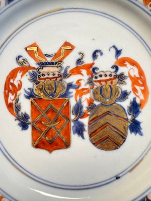A Chinese Imari-style armorial plate with an alliance coat of arms of De Hoorn and Van den Berg for the Dutch market, Kangxi/Yongzheng — photo 6