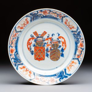 A Chinese Imari-style armorial plate with an alliance coat of arms of De Hoorn and Van den Berg for the Dutch market, Kangxi/Yongzheng — photo 1