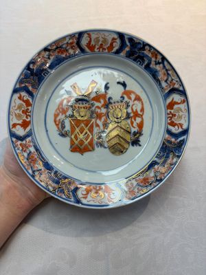 A Chinese Imari-style armorial soup plate with an alliance coat of arms of De Hoorn and Van den Berg for the Dutch market, Kangxi/Yongzheng — 照片 1