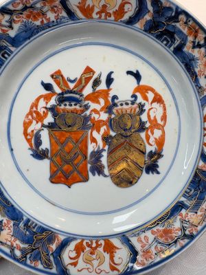 A Chinese Imari-style armorial soup plate with an alliance coat of arms of De Hoorn and Van den Berg for the Dutch market, Kangxi/Yongzheng — 照片 2