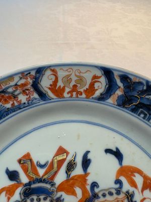 A Chinese Imari-style armorial soup plate with an alliance coat of arms of De Hoorn and Van den Berg for the Dutch market, Kangxi/Yongzheng — 照片 3