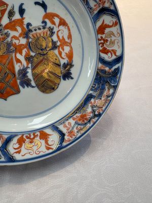 A Chinese Imari-style armorial soup plate with an alliance coat of arms of De Hoorn and Van den Berg for the Dutch market, Kangxi/Yongzheng — 照片 6