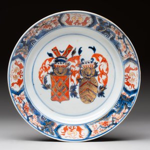 A Chinese Imari-style armorial soup plate with an alliance coat of arms of De Hoorn and Van den Berg for the Dutch market, Kangxi/Yongzheng — 照片 1