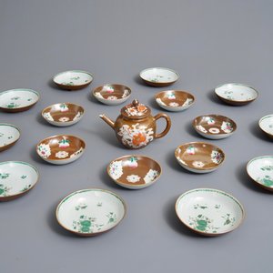 A Chinese Imari style capucin ground teapot and 17 cups and saucers, Qianlong — 照片 2