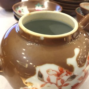 A Chinese Imari style capucin ground teapot and 17 cups and saucers, Qianlong — 照片 6