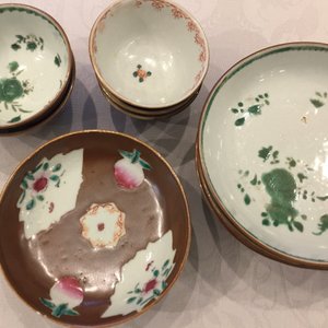 A Chinese Imari style capucin ground teapot and 17 cups and saucers, Qianlong — 照片 9