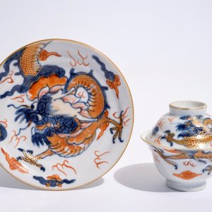 A Chinese Imari-style covered cup and saucer with dragons, Kangxi — 照片 2